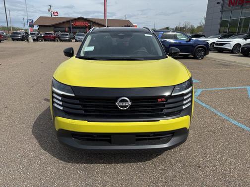 Yuzu Yellow/Super Black 2026 Nissan Kicks SR