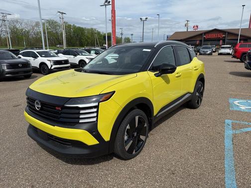 Yuzu Yellow/Super Black 2026 Nissan Kicks SR