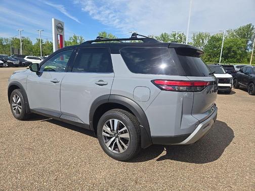 Solid Gray/Super Black 2023 Nissan Pathfinder SL 4WD