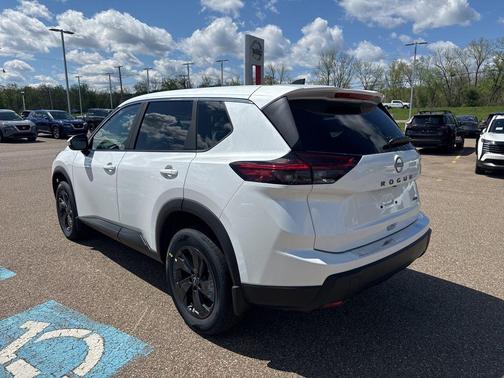 Everest White Pearl Tricoat 2026 Nissan Rogue SV