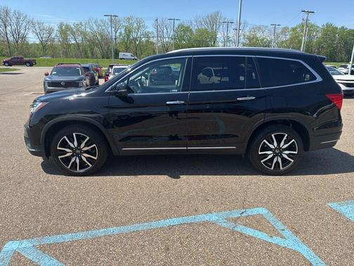 Crystal Black Pearl 2020 Honda Pilot Touring 8-Passenger