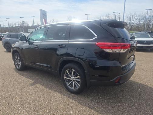 Midnight Black Metallic 2019 Toyota Highlander XLE