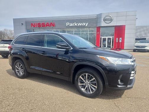 Midnight Black Metallic 2019 Toyota Highlander XLE