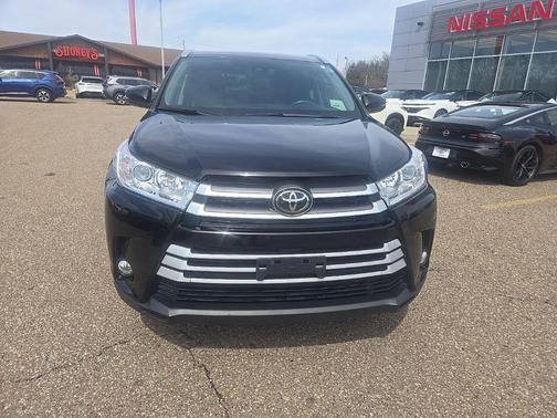 Midnight Black Metallic 2019 Toyota Highlander XLE