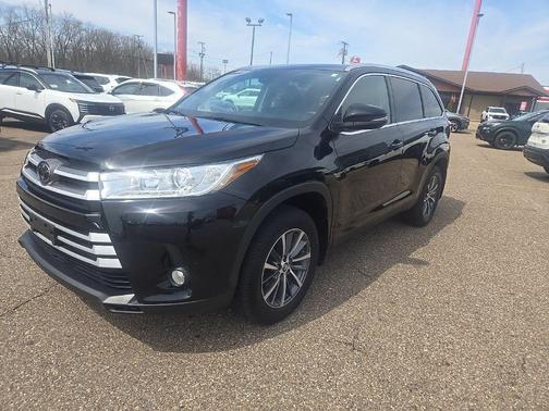 Midnight Black Metallic 2019 Toyota Highlander XLE