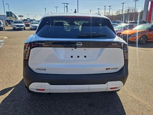 Aspen White Tricoat 2026 Nissan Kicks SR