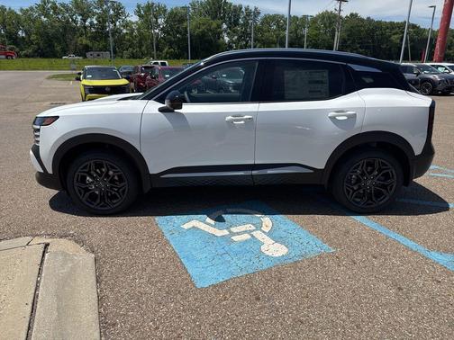 Aspen White/Super Black 2026 Nissan Kicks SR