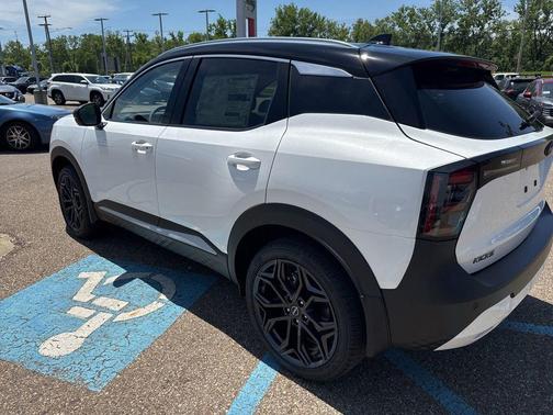 Aspen White/Super Black 2026 Nissan Kicks SR