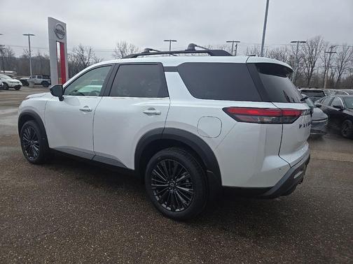 Everest White Pearl Tricoat 2026 Nissan Pathfinder SL