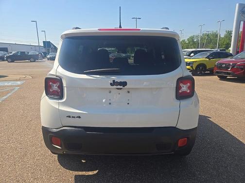 Alpine White 2017 Jeep Renegade Altitude
