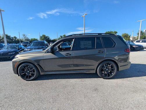 Manhattan Green Metallic 2027 BMW X7 M60i