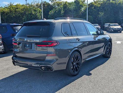 Manhattan Green Metallic 2027 BMW X7 M60i
