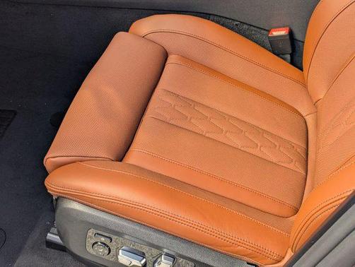 Manhattan Green Metallic 2026 BMW X7 xDrive40i