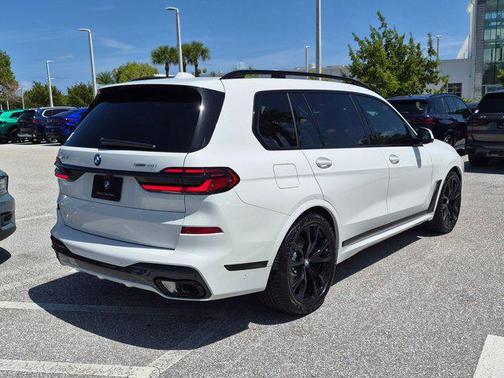 Alpine White 2027 BMW X7 xDrive40i