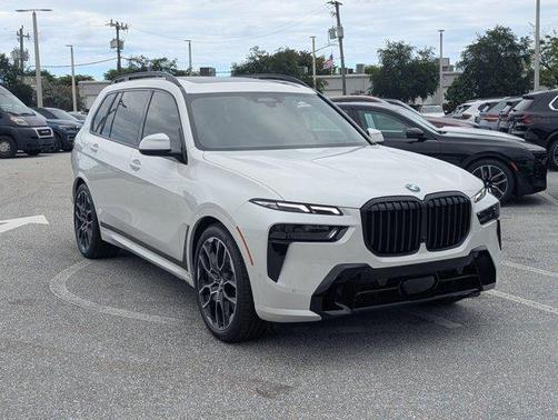 Mineral White Metallic 2026 BMW X7 xDrive40i