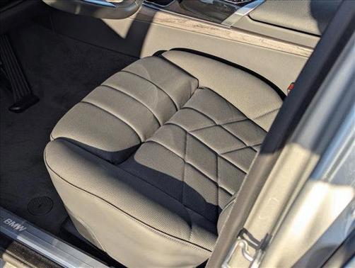 Space Silver Metallic 2026 BMW i7 xDrive60