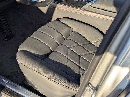 Space Silver Metallic 2026 BMW i7 xDrive60