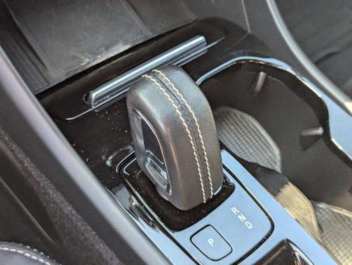 2020 Volvo XC40 T4 R-Design