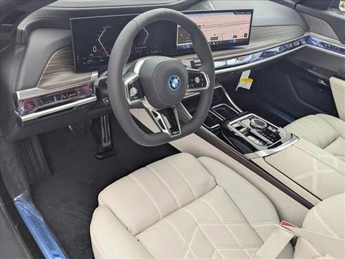 2026 BMW 750e i xDrive