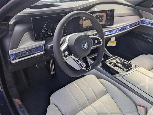 2026 BMW 750e i xDrive