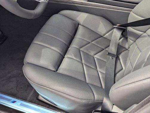 Carbon Black Metallic 2026 BMW i7 xDrive60