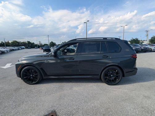Dravit Grey Metallic 2027 BMW X7 M60i
