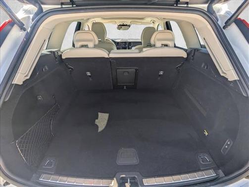 Ice White 2019 Volvo XC60 T5 Momentum