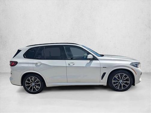 Mineral White Metallic 2023 BMW X5 PHEV xDrive45e