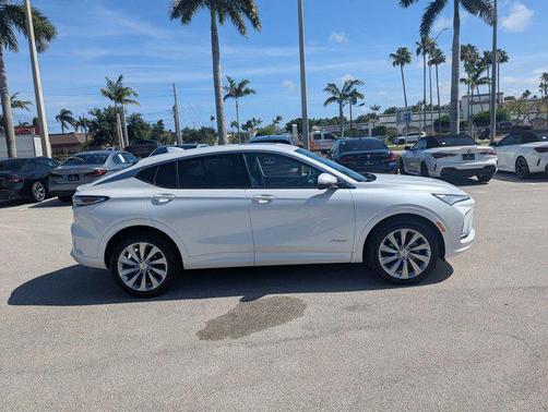 White Frost Tricoat 2024 Buick Envista Avenir FWD