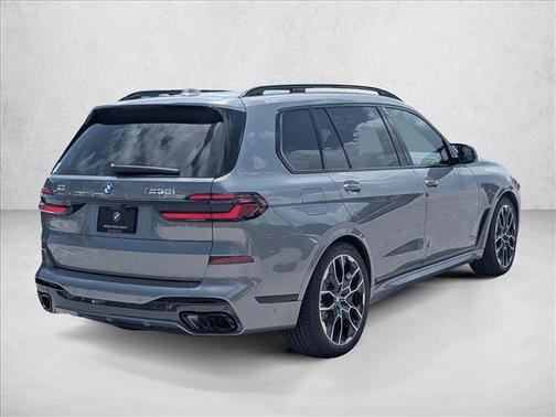 Skyscraper Grey Metallic 2026 BMW X7 M60i