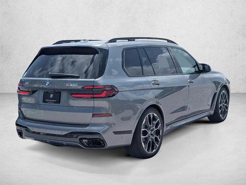 Skyscraper Grey Metallic 2026 BMW X7 M60i