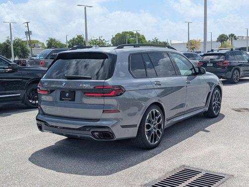 Skyscraper Grey Metallic 2026 BMW X7 M60i