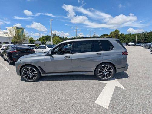 Skyscraper Grey Metallic 2027 BMW X7 xDrive40i
