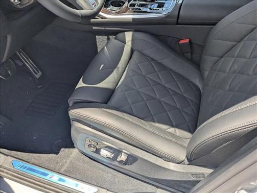 Skyscraper Grey Metallic 2027 BMW X7 xDrive40i