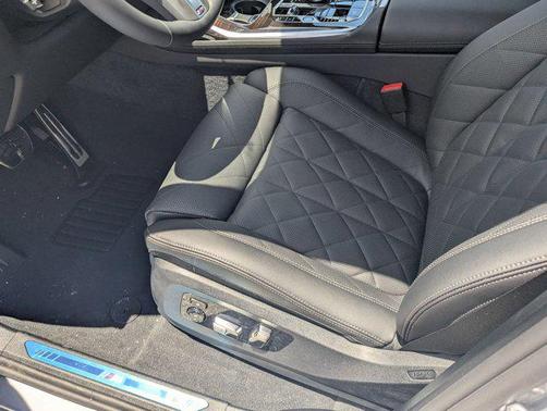 Skyscraper Grey Metallic 2027 BMW X7 xDrive40i