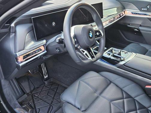 2025 BMW 740 i