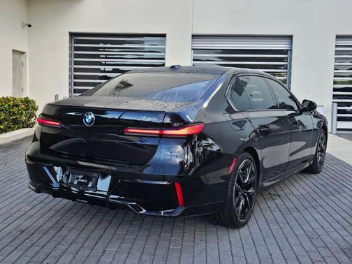 2025 BMW 740 i