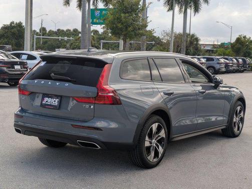 2022 Volvo V60 Cross Country T5