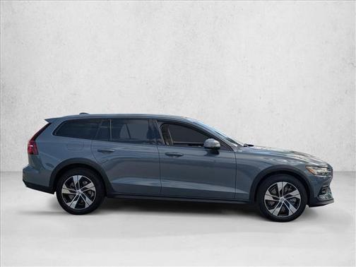 2022 Volvo V60 Cross Country T5