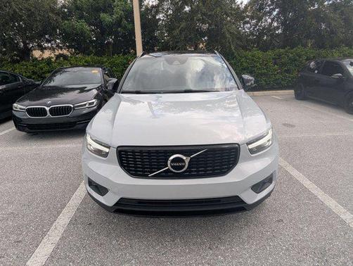 2022 Volvo XC40 T5 R-Design