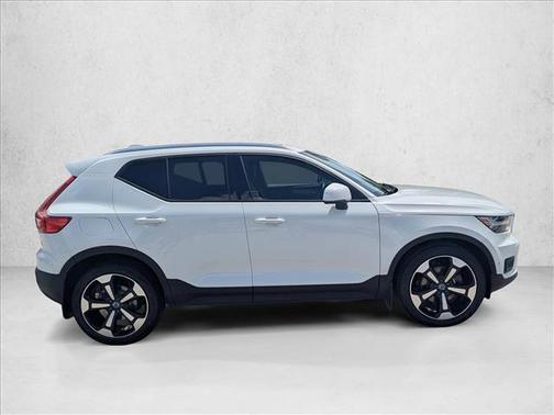Ice White 2019 Volvo XC40 T5 Momentum