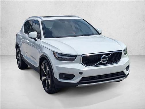 Ice White 2019 Volvo XC40 T5 Momentum