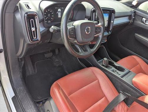 Ice White 2019 Volvo XC40 T5 Momentum