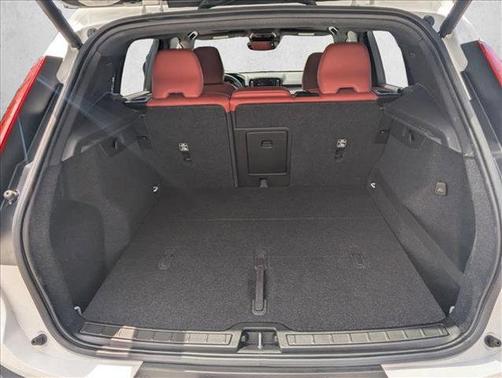 Ice White 2019 Volvo XC40 T5 Momentum