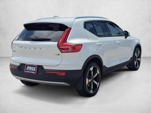 Ice White 2019 Volvo XC40 T5 Momentum