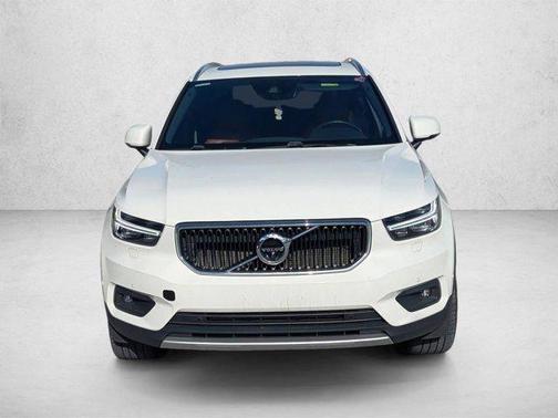 Ice White 2019 Volvo XC40 T5 Momentum