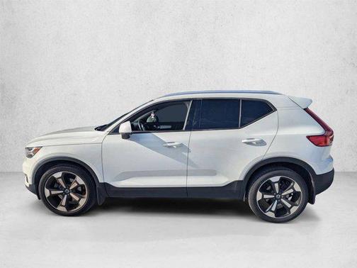 Ice White 2019 Volvo XC40 T5 Momentum