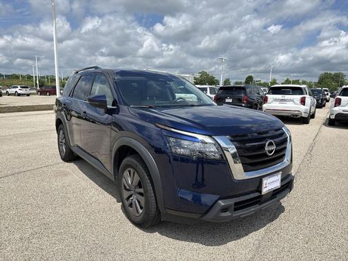 2023 Nissan Pathfinder SV