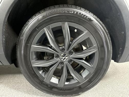 Pure White 2024 Volkswagen Tiguan 2.0T SE