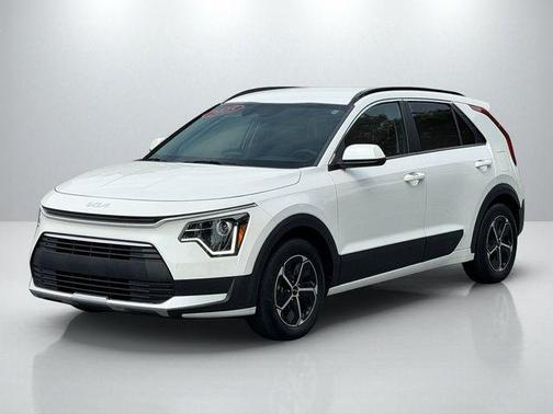 Snow White Pearl 2025 Kia Niro LX